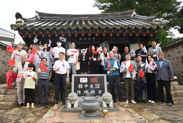 주광주중국총영사관과 호남대학교, 전남 해남군청 관계자들이 한중 수교 30주년을 기념하기 위해 6월11일 해남군에 있는 황조별묘를 방문해 기념촬영을 하고 있다. 황조별묘는 임진왜란 때 이순신 장군과 함께 일본군을 물리친 명나라 진린 장군의 제사를 올리는 사당이다. 주광주중국총영사관 누리집 갈무리