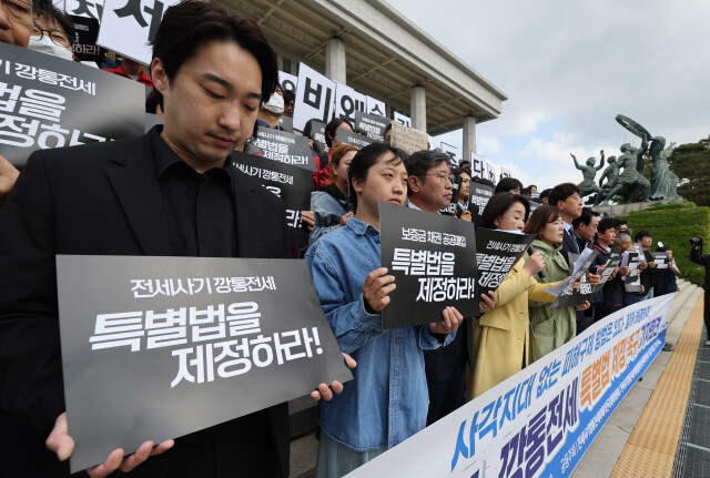 전세사기 깡통전세 피해자 전국대책위와 시민사회대책위 회원들이 지난달 26일 오전 국회 본청 앞에서 기자회견을 열어 전세사기 특별법 제정을 촉구하고 있다. 신소영 기자 viator@hani.co.kr