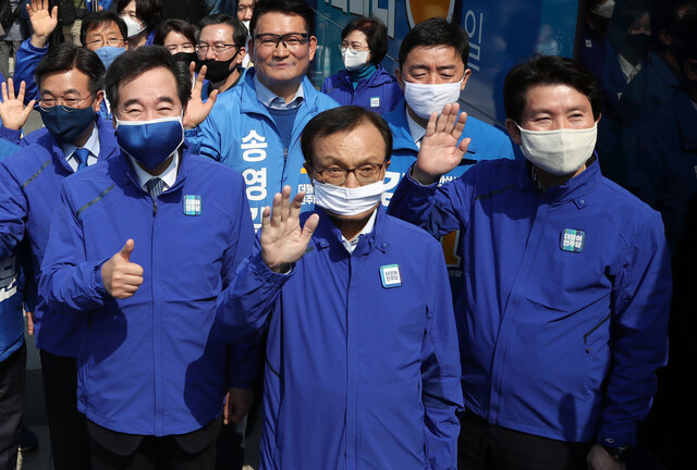 여야 모두 정부 방안과 달리 긴급재난지원금을 소득·재산 구분없이 전체 국민에게 지급하자는 주장을 내놓고 있다. 더불어민주당 관계자들이 2일 오후 당 유세 버스에 오르기 전 국회 본관 앞 계단에서 자세를 잡고 있다. 앞줄 왼쪽부터 이낙연·이해찬 상임공동선대위원장, 이인영 공동선대위원장. 연합뉴스