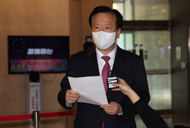 정호영 보건복지부 장관 후보자가 19일 오전 서대문구 국민연금공단 서울북부지역본부에 마련된 사무실로 출근하며 입장을 밝히고 있다. 연합뉴스