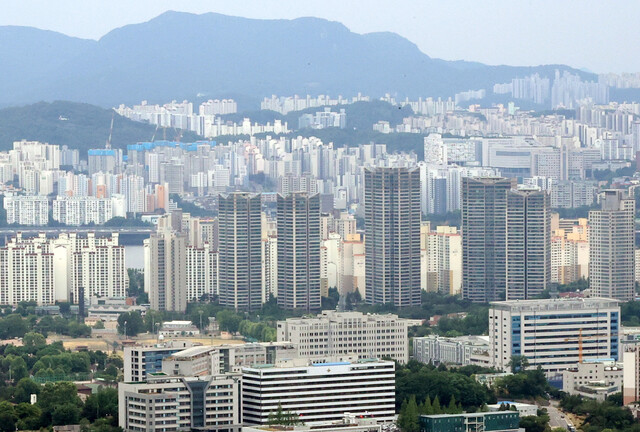 2022년 6월 서울 남산에서 바라본 시내 대단위 아파트단지들의 모습. 한국은 주택 관련 가계부채가 세계에서 가장 높은 수준이어서 부동산 거품 붕괴의 우려가 크다. 연합뉴스