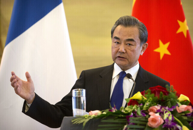 왕이 외교부장 내일 스가 총리 만나…“‘중국 포위망’ 흔들 의도”