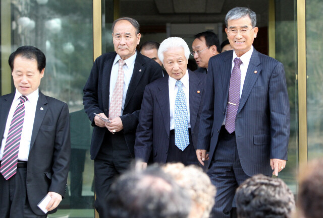 지난 2011년 3월31일 헌법재판소는 친일·반민족행위자 재산의 국가귀속에 대한 헌법소원심판 청구사건에서, 친일재산의 국가 귀속은 합헌이라는 결정을 내렸다. 이날 서울 헌법재판소 대법정 앞에서 광복회 소속 회원들이 밝은 표정을 지으며 밖으로 나오고 있다. 김봉규 선임기자 bong9@hani.co.kr