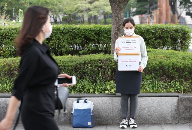 한국에 살고 있는 아프가니스탄인들이 23일 오전 서울 종로구 외교부 청사 주변에서 아프가니스탄 한국 협력자들 구출을 호소하는 1인시위를 하고 있다. 강창광 선임기자 chang@hani.co.kr