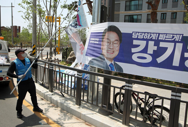 지방선거가 종료된 2일 광주 북구 중흥동의 한 거리에서 북구청 안전총괄과 관계자가 선거 펼침막을 철거하고 있다. 연합뉴스