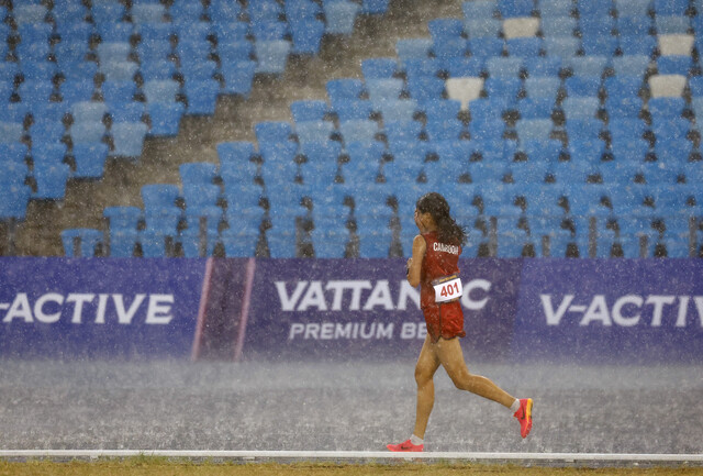 지난 8일(현지시각) 캄보디아 프놈펜에서 열린 제32회 동남아시아경기대회 여자 5000m 결승전에 뛰고 있는 보우 삼낭. 로이터 연합뉴스