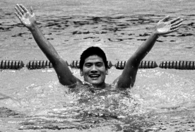 ‘아시아의 물개’ 조오련씨가 지난 1974년 제7회 테헤란 아시안게임 수영 자유형 1천500m에서 우승한 후 환호하는 모습. 연합뉴스