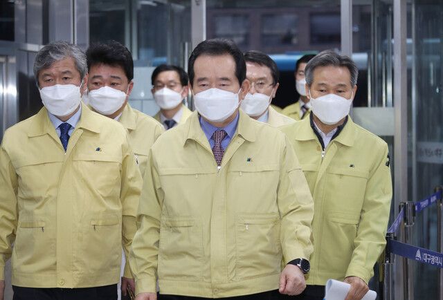 정세균 국무총리가 19일 오후 신종 코로나바이러스 감염증(코로나19) 대응 비상체제로 전환된 대구시청에 들어서고 있다. 정 총리는 총리 방문으로 역학조사와 방역에 몰두 중인 현장 관계자들이 업무에 차질을 빚을 것을 우려해 이날 코로나19 상황실은 찾지 않고 시장실에서 보고 받는다. 연합뉴스