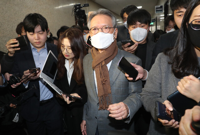 김형오 미래통합당 공천관리위원장이 13일 오후 국회에서 서울 강남병 김미균 후보 전략공천 철회와 자신의 위원장직 사퇴를 선언한 뒤 기자들에게 둘러싸여 국회를 나서고 있다. 강창광 선임기자 chang@hani.co.kr