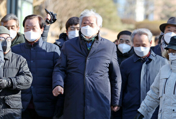 공직선거법 위반과 명예훼손 혐의로 재판에 넘겨졌다 1심에서 무죄를 선고받은 전광훈 사랑제일교회 목사가 30일 서초구 서울중앙지법을 나서고 있다. 연합뉴스