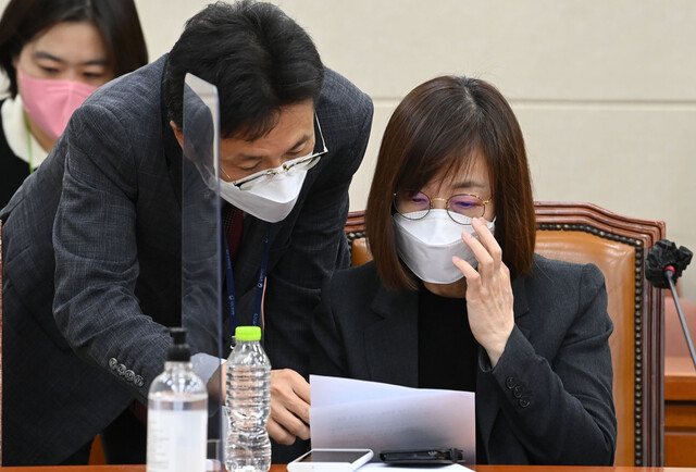 백경란 질병관리청장이 6일 국회 보건복지위원회에서 열린 국정감사에서 답변을 준비하고 있다. 연합뉴스. 국회사진기자단