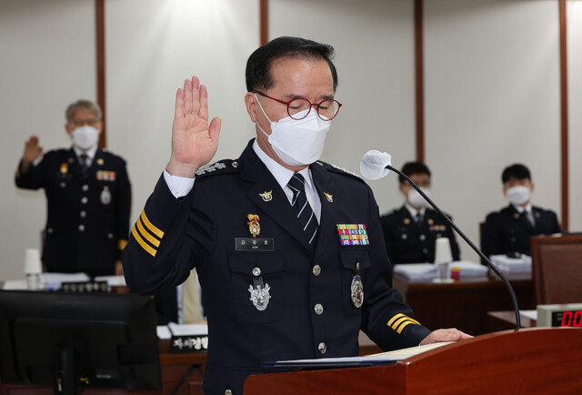 김광호 서울경찰청장이 12일 서울경찰청에서 열린 국회 행정안전위원회의 서울경찰청에 대한 국정감사에서 선서하고 있다.