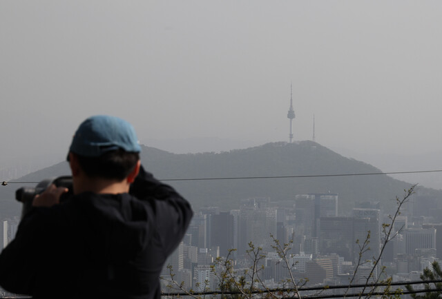 지난 4월16일 오후 북악산 팔각정에서 바라본 서울 시내가 황사와 미세먼지로 뿌옇다. 연합뉴스