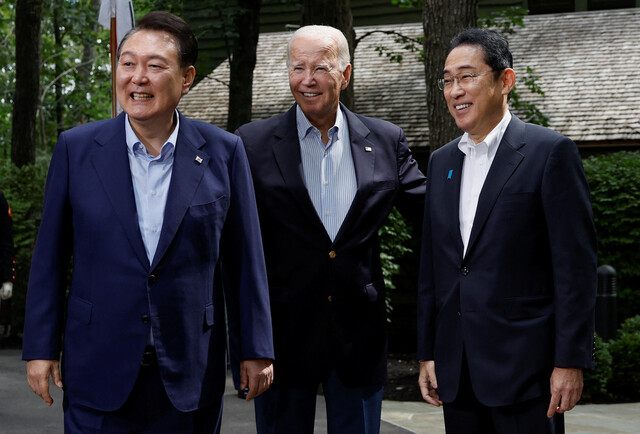 윤석열 대통령(왼쪽부터), 조 바이든 미국 대통령, 기시다 후미오 일본 총리가 18일(현지시각) 한·미·일 정상회의가 열린 미국 대통령 별장 캠프 데이비드에서 포즈를 취하고 있다. 세 정상은 이날 정상회의 뒤 공동 기자회견에서 “한·미·일 관계의 새로운 장이 시작됐음을 선언한다”고 밝혔다. 연합뉴스