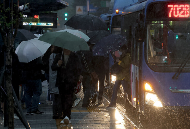 중부지방에 가을비가 예보된 지난 19일 오전 서울 광화문광장에서 시민들이 우산을 쓴 채 걸어가고 있다. 연합뉴스