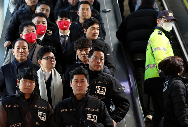 한동훈 국민의힘 비상대책위원장이 4일 오전 광주송정역에 도착해 경찰의 경호를 받으며 이동하고 있다. 연합뉴스