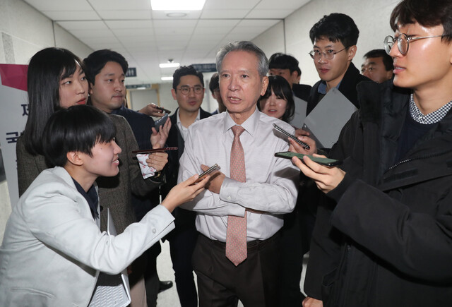 김형오 미래통합당 공천관리위원장이 19일 오후 국회 의원회관에서 열린 공천관리위원회 회의 도중 잠시 나와 기자들의 질문에 답하고 있다. 강창광 선임기자 chang@hani.co.kr