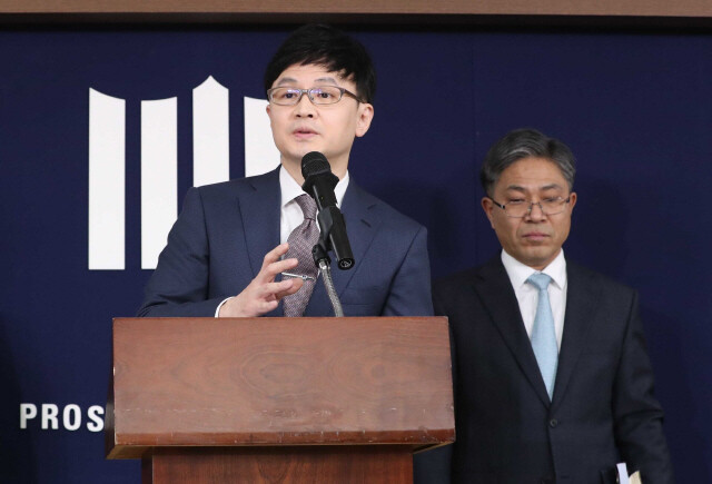 한동훈 3차장검사가 11일 오후 서울 서초동 서울중앙지검에서 사법행정권 남용 의혹으로 구속기소된 양승태 전 대법원장 중간 수사결과를 발표하고 있다. 박종식 기자 anaki@hani.co.kr 한동훈 3차장검사가 11일 오후 서울 서초동 서울중앙지검에서 사법행정권 남용 의혹으로 구속기소된 양승태 전 대법원장 중간 수사결과를 발표하고 있다. 박종식 기자 anaki@hani.co.kr