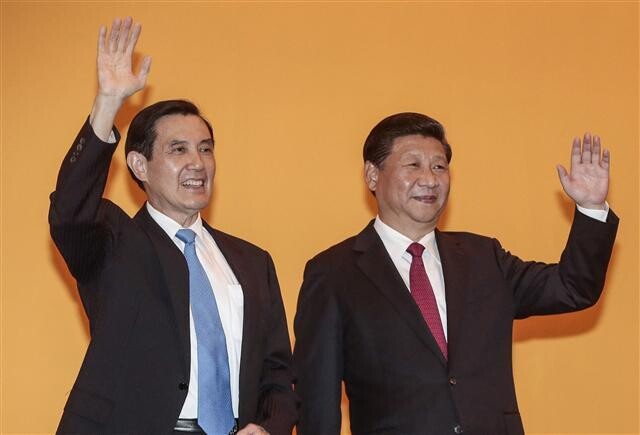 2015년 11월7일 마잉주(왼쪽) 대만 총통과 시진핑 중국 국가주석이 싱가포르 샹그릴라호텔에서 정상회담을 하면서 취재진에게 손을 흔들고 있다. 싱가포르/EPA 연합뉴스