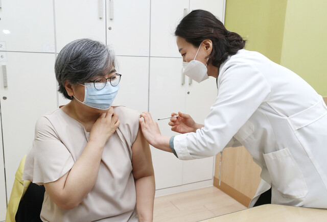 정은경 질병관리청장이 1일 오전 충북 청주시 흥덕구 보건소에서 코로나19 예방 아스트라제네카(AZ) 백신을 접종하고 있다. 연합뉴스