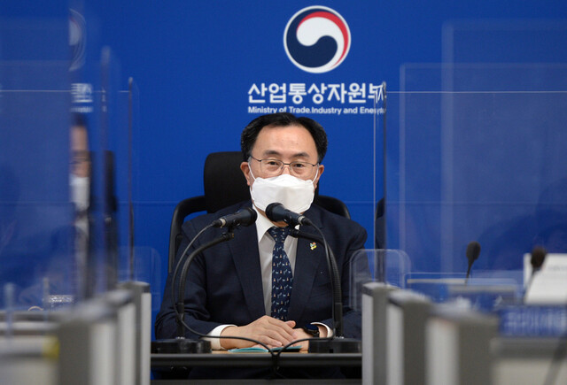 문승욱 산업통상자원부 장관이 8일 정부세종청사 산업부 기자실에서 기자간담회를 열어 주요 정책 및 현안에 대한 기자들의 질문에 답하고 있다. 산업부 제공