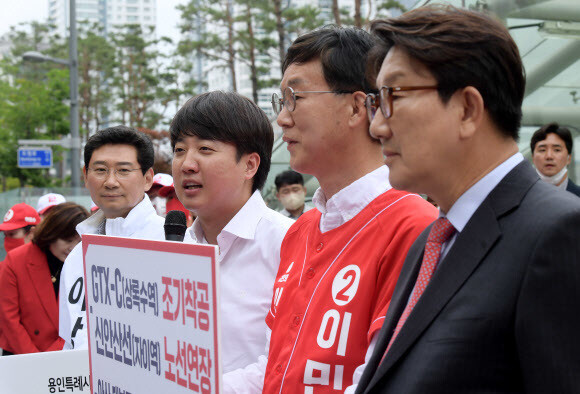 이준석 국민의힘 대표가 30일 오후 경기 수원시 영통구 경기도청 신청사 앞에서 열린 경기 남부권 기초단체장 후보 공약 실천 약속 기자회견에서 이민근 안산시장 후보의 GTX 공약 실천을 약속하고 있다. 왼쪽부터 이상일 용인시장 후보, 이 대표, 이민근 후보, 권성동 원내대표. 공동취재사진