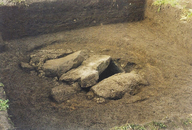 영국 남서부 실리제도에서 1999년 발견된 무덤. 히스토릭 잉글랜드 누리집 갈무리