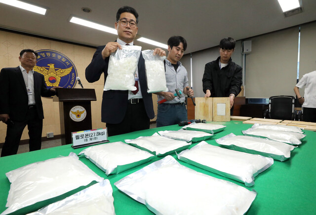 서울 영등포경찰서 백해룡 형사2과장이 10일 오전 대회의실에서 말레이시아 마약 밀매 조직이 제조해서 국내 밀반입한 필로폰 74kg을 유통한 한국, 중국, 말레이시아 3개국 국제연합 마약 밀매 조직을 검거했다고 밝힌 뒤 증거물을 보이고 있다. 필로폰을 제조한 말레이시아 조직이 나무 도마에 홈을 판 뒤 약을 숨기는 식으로 국내에 몰래 들여오면, 한국 조직이 밀반입해 운반 및 보관을 하고 중국 조직은 유통한 것으로 전해졌다. 연합뉴스