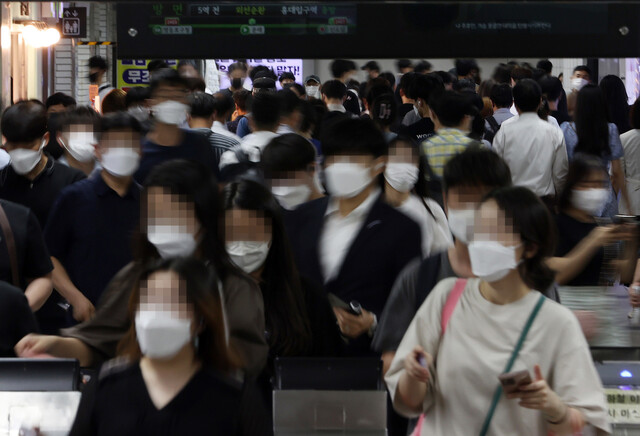 코로나19 재확산이 되는 가운데 8일 오후 서울 구로구 신도림역에서 시민들이 마스크를 쓰고 이동하고 있다. 연합뉴스