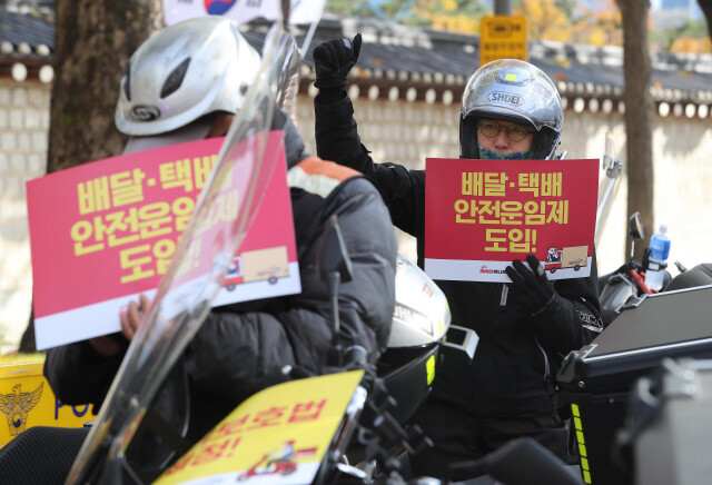 지난해 11월 서울 청와대 사랑채 앞 도로에서 라이더유니온과 민주노총 화물연대 주최로 집회가 열려 참가자들이 라이더보호법 제정과 배달·택배안전운임제 도입을 촉구하고 있다. 신소영 기자 viator@hani.co.kr