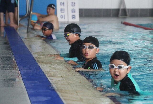 경기 용인 둔전초등학교 3학년 학생들이 지난 2017년 용인시민체육센터에서 생존 수영 교육을 받고 있다. 연합뉴스