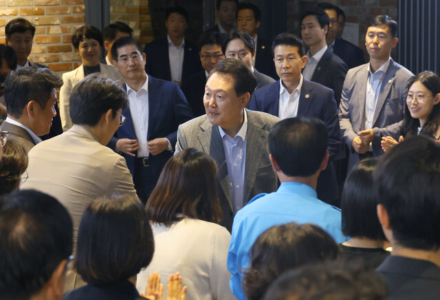 윤석열 대통령이 1일 서울 마포구의 한 카페에서 열린 비상경제민생회의에 입장하며 참석자들과 인사하고 있다. 윤운식 선임기자 yws@hani.co.kr