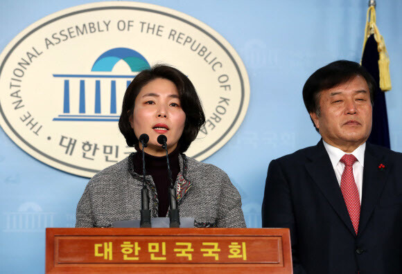 전희경 자유한국당 의원이 17일 오전 국회 정론관에서 열린 총선기획단 회의 결과 브리핑에서 발언하고 있다. 연합뉴스