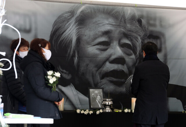 18일 낮 서울 시청앞 서울광장에 설치된 백기완 선생(통일문제연구소장) 시민분향소에서 시민들이 조문하고 있다.강창광 선임기자 chang@hani.co.kr