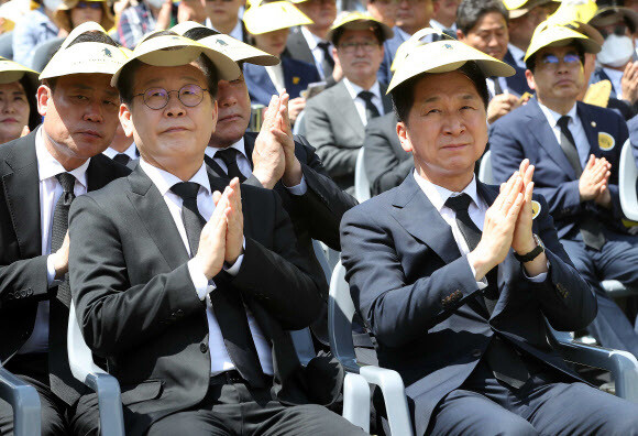 더불어민주당 이재명 대표(왼쪽)와 국민의힘 김기현 대표가 지난 23일 경남 김해시 진영읍 봉하마을에서 열린 노무현 전 대통령 서거 14주기 추도식에 참석해 박수치고 있다. 연합뉴스