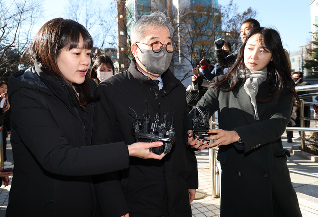 자본시장법 위반 혐의 등으로 구속영장이 청구된 장하원 디스커버리자산운용 대표가 지난 11월24일 오후 서울 양천구 서울남부지법에서 열린 구속 전 피의자심문에 출석하고 있다. 연합뉴스