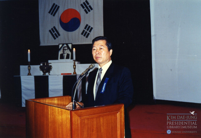 1985년 8월17일, 서울 종로구 흥사단 대강당에서 열린 장준하 선생 10주기 추도식 행사에서 김대중 당시 민추협 공동의장이 연설하고 있다. 김대중도서관 제공