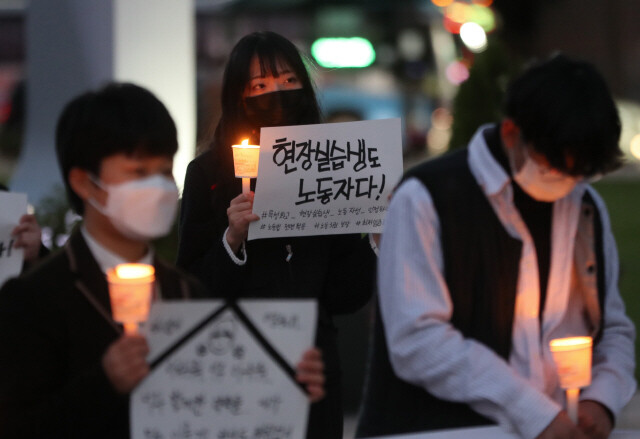 지난달 16일 저녁 서울 중구 서울광장에서 여수 실습생 고 홍정운군 추모 촛불이 열려 홍군의 친구들과 특성화고 학생 및 시민들이 촛불을 들고 홍군을 추모하고 있다. 김태형 기자 xogud555@hani.co.kr