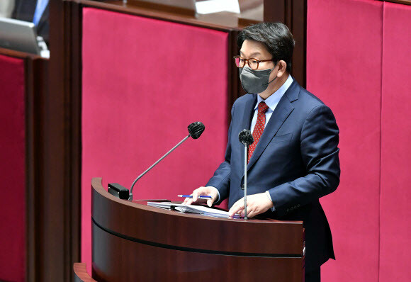 권성동 국민의힘 원내대표가 27일 검찰 수사권과 기소권 분리 법안 처리를 위해 열린 국회 본회의에서 필리버스터(무제한 토론)를 하고 있다. 공동취재사진