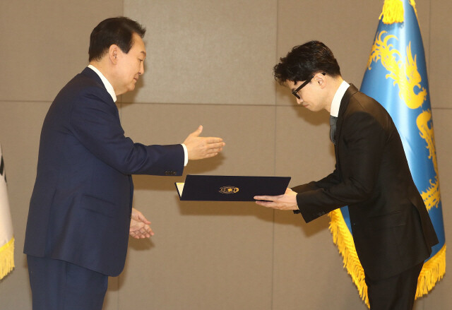 윤석열 대통령이 지난해 5월17일 한동훈 법무부 장관에게 임명장을 수여하고 있다. 한겨레 자료사진