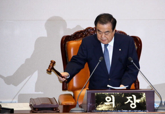 문희상 국회의장이 8일 국회 본회의장에서 열린 제377회 국회(임시회) 제4차 본회의에서 대한민국헌법 개정안에 대해 의결정족수 부족으로 인한 투표불성립을 선언하고 있다. 연합뉴스.