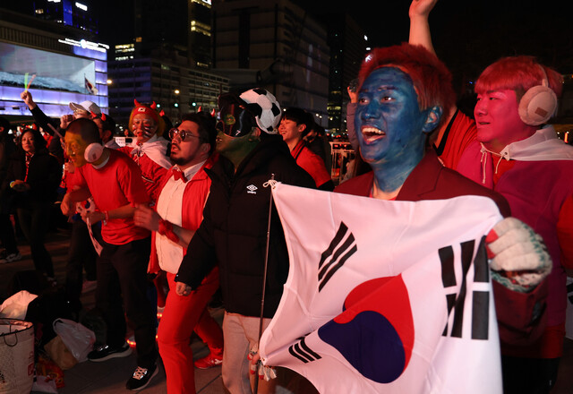 2일 밤 서울 종로구 광화문 광장에서 열린 2022 카타르 월드컵 H조 예선 한국과 포르투갈 경기 합동 응원에 나선 붉은 악마들이 한국의 승리를 기원하며 열띤 응원을 펼치고 있다.연합뉴스