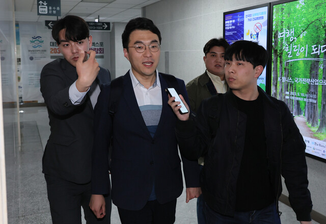 가상자산 보유 논란이 계속되고 있는 더불어민주당 김남국 의원이 지난 9일 오후 국회 의원회관 의원실을 나서며 취재진의 질문을 받고 있다. 연합뉴스