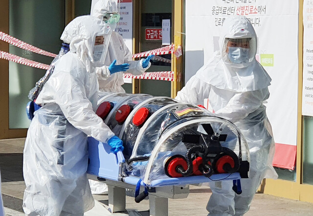 19일 대구광역시에서 코로나19 확진자가 여럿 나온 가운데, 이날 오후 대구 중구 경북대병원에 긴급 이송된 코로나19 의심환자가 도착하고 있다. 대구/연합뉴스