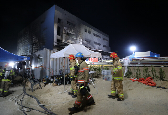 지난 4월29일 저녁 경기도 이천시 모가면의 한 물류창고 공사현장에서 불이 나 소방관계자들이 구조 및 수색을 하고 있다. 이천/이종근 기자 root2@hani.co.kr