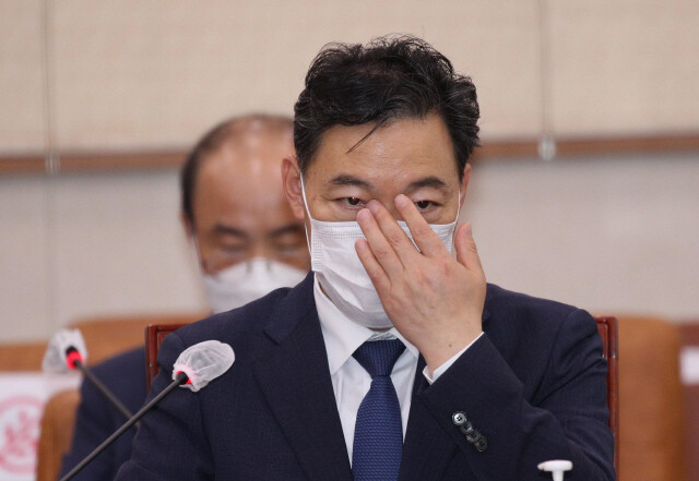 지난 26일 김오수 검찰총장 후보자가 국회 법제사법위원회에서 열린 인사청문회에서 오후 청문회 속계에 앞서 마스크를 고쳐 쓰고 있다. 김봉규 선임기자 bong9@hani.co.kr 지난 26일 김오수 검찰총장 후보자가 국회 법제사법위원회에서 열린 인사청문회에서 오후 청문회 속계에 앞서 마스크를 고쳐 쓰고 있다. 김봉규 선임기자 bong9@hani.co.kr
