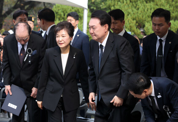 윤석열 대통령과 박근혜 전 대통령이 26일 서울 동작구 국립서울현충원 박정희 전 대통령 묘역에서 박 전 대통령 서거 제44주기 추도식을 마치고 묘소 참배에 나서고 있다. 연합뉴스