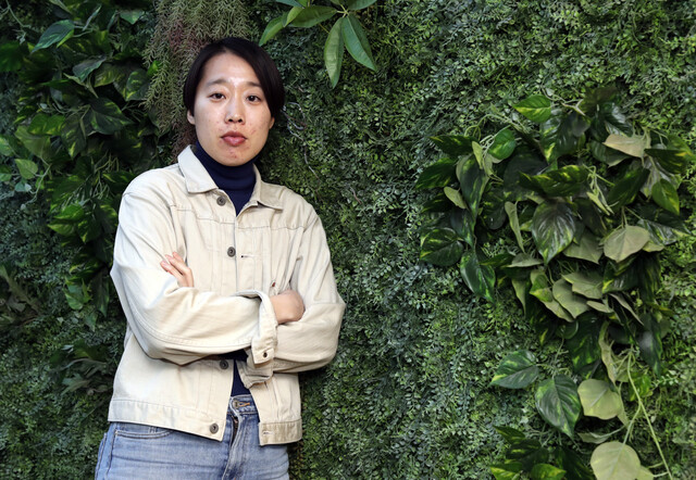 한국군의 베트남전 민간인 학살 사건을 다룬 다큐멘터리 영화 &lt;기억의 전쟁&gt;의 이길보라 감독이 14일 서울 마포구 연남동의 한 카페에서 인터뷰에 앞서 사진을 찍고 있다. 김혜윤 기자 unique@hani.co.kr