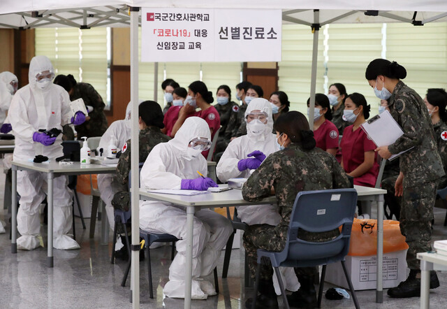 신임 장교들이 2일 대전 국군간호사관학교에서 코로나19 관련 교육을 받고 있다. 이들 간호장교 75명은 3일 임관식 후 대구지역에 투입됐다. 연합뉴스.
