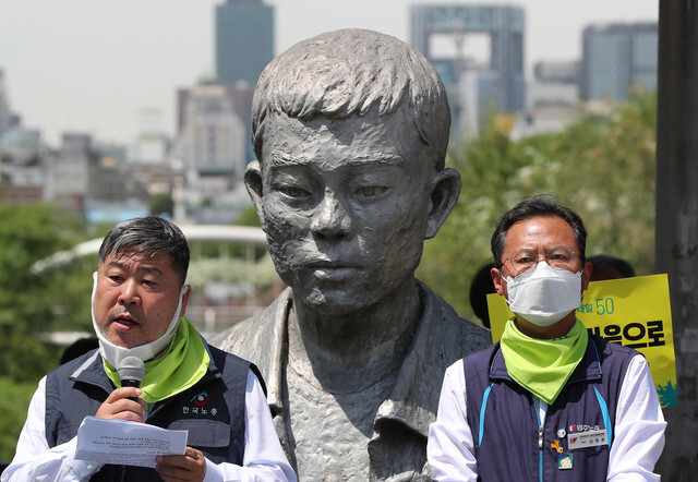 김동명 한국노총 위원장(왼쪽)과 김명환 민주노총 위원장이 지난 7일 오전 서울 종로구 전태일다리에서 열린 '아름다운청년전태일50주기범국민행사위원회' 출범식에서 발언하고 있다. 연합뉴스